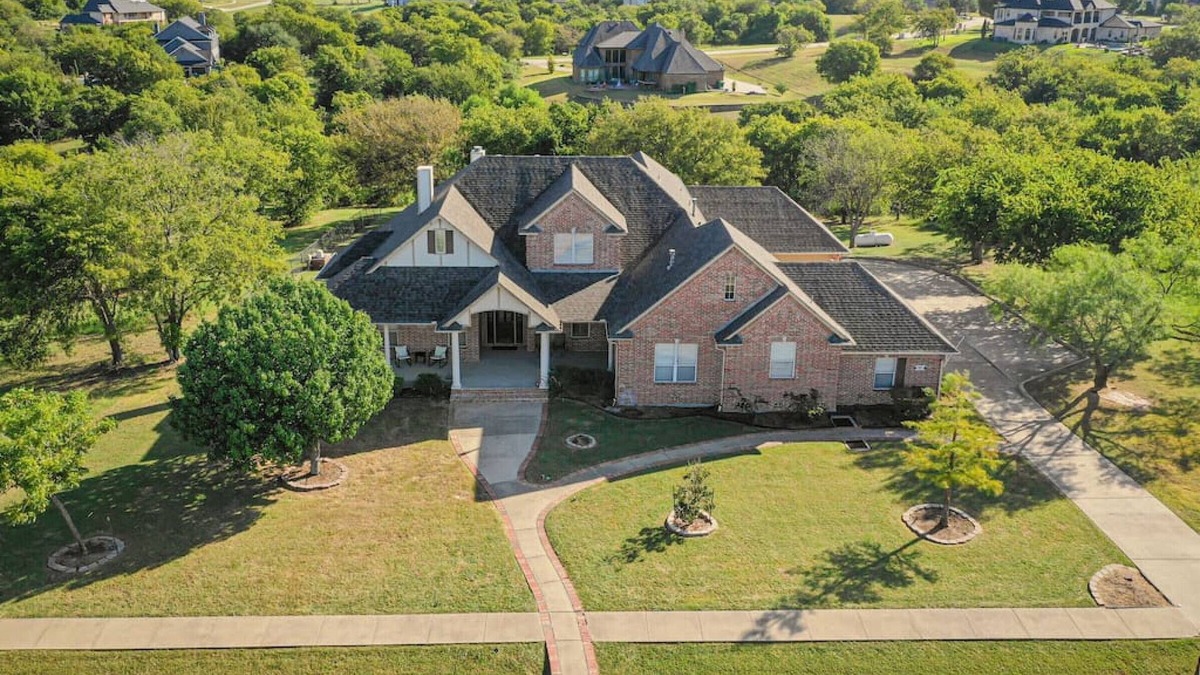 Cedar Hill Villa | ★Executive Lakeside Estate★ Private Pool, Home+Apt