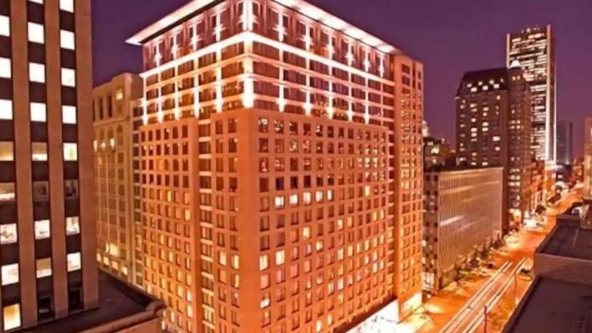 International District Condo | EXECUTIVE LUXURY DOWNTOWN CONDO LOCATED BY THE OLD PORT WITH FREE GARAGE PARKING