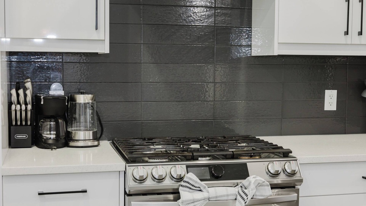 Southwest Edmonton House | Executive Modern Family Haven for Short Stays