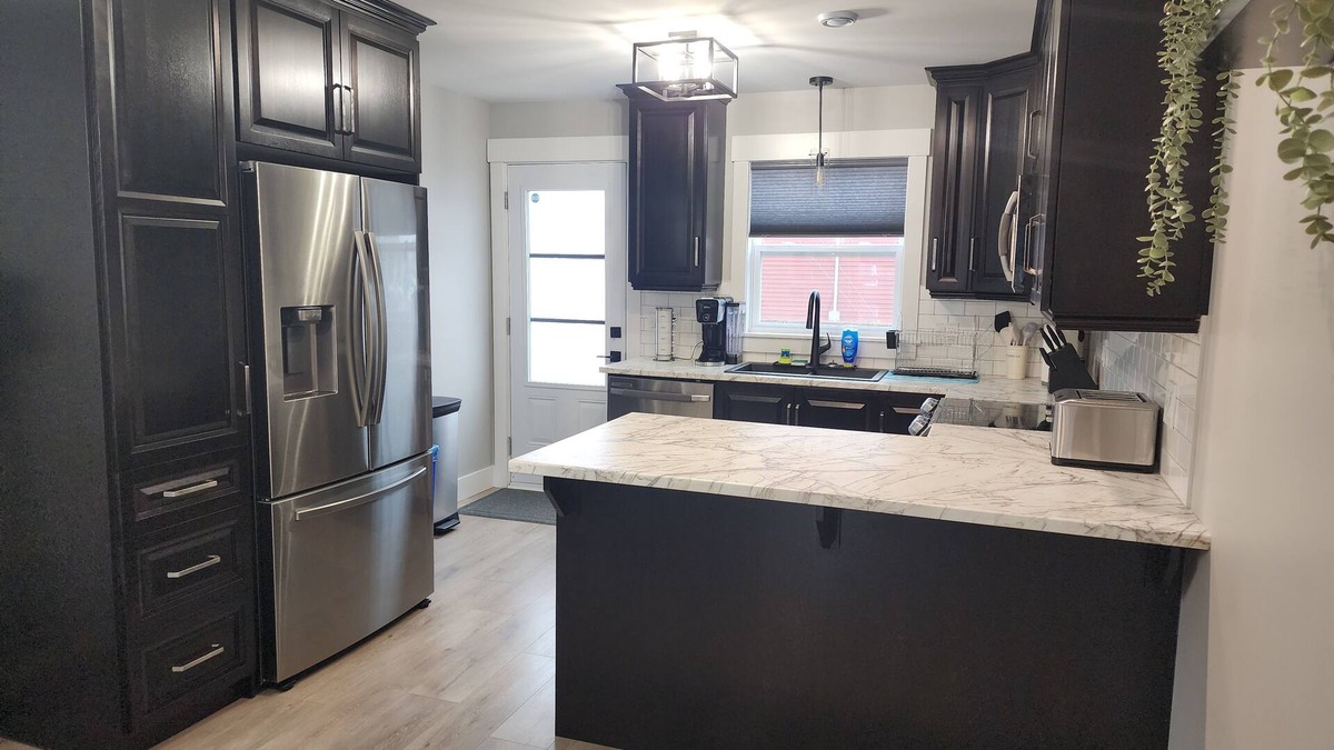 Terra Nova House | Executive & Quiet 2 Bdrm in the Heart of the City