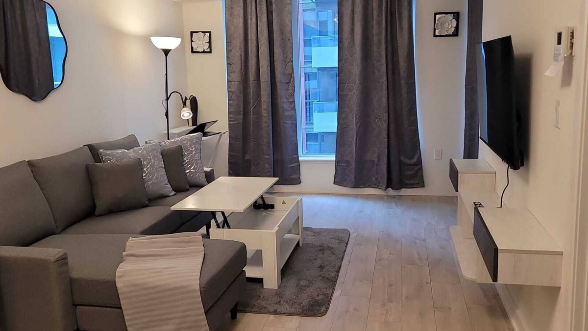 Niagara Condo | Executive rental walk to CN tower aquarium sports food entertainment