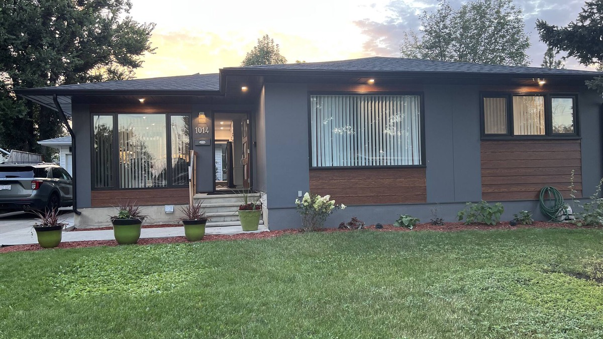South Lethbridge House | Executive Southside home close to all amenities, by Henderson lake & golf course