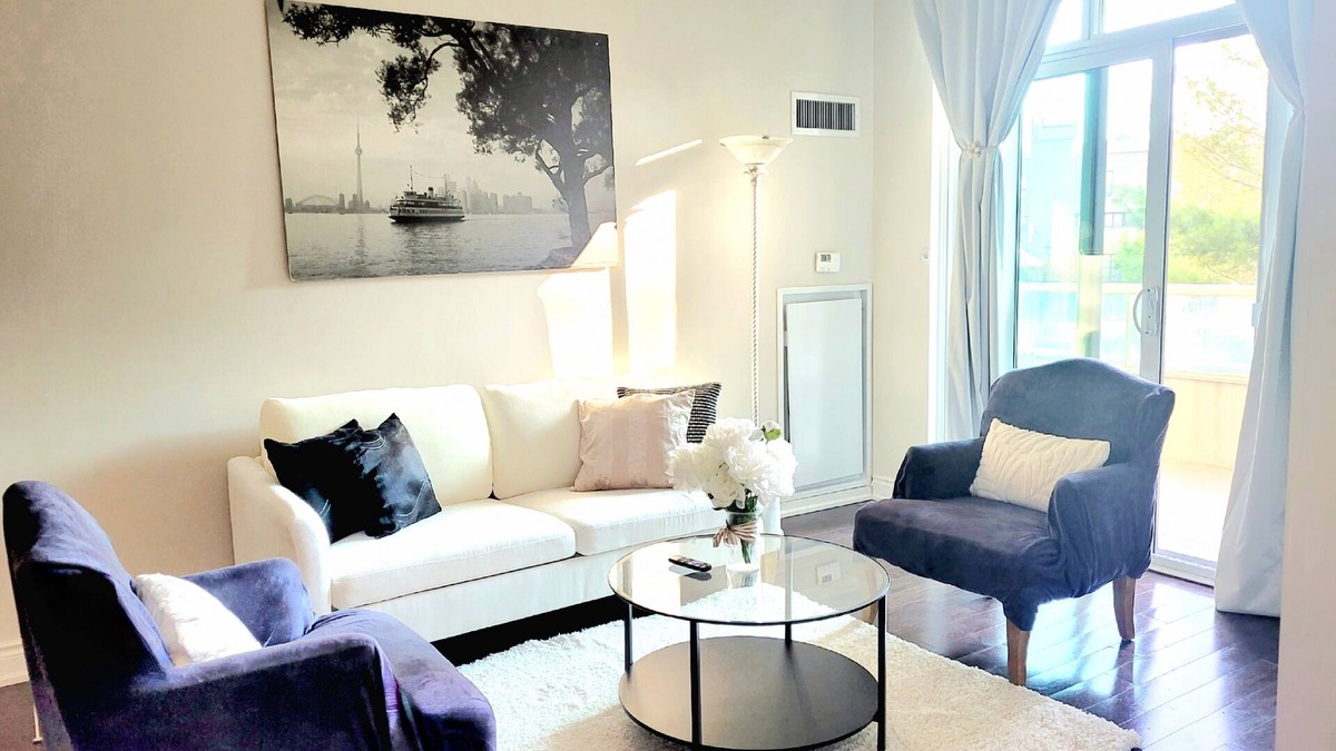 The Peanut Condo | Executive Spacious Ravine Living with Pool Gym & Free Parking