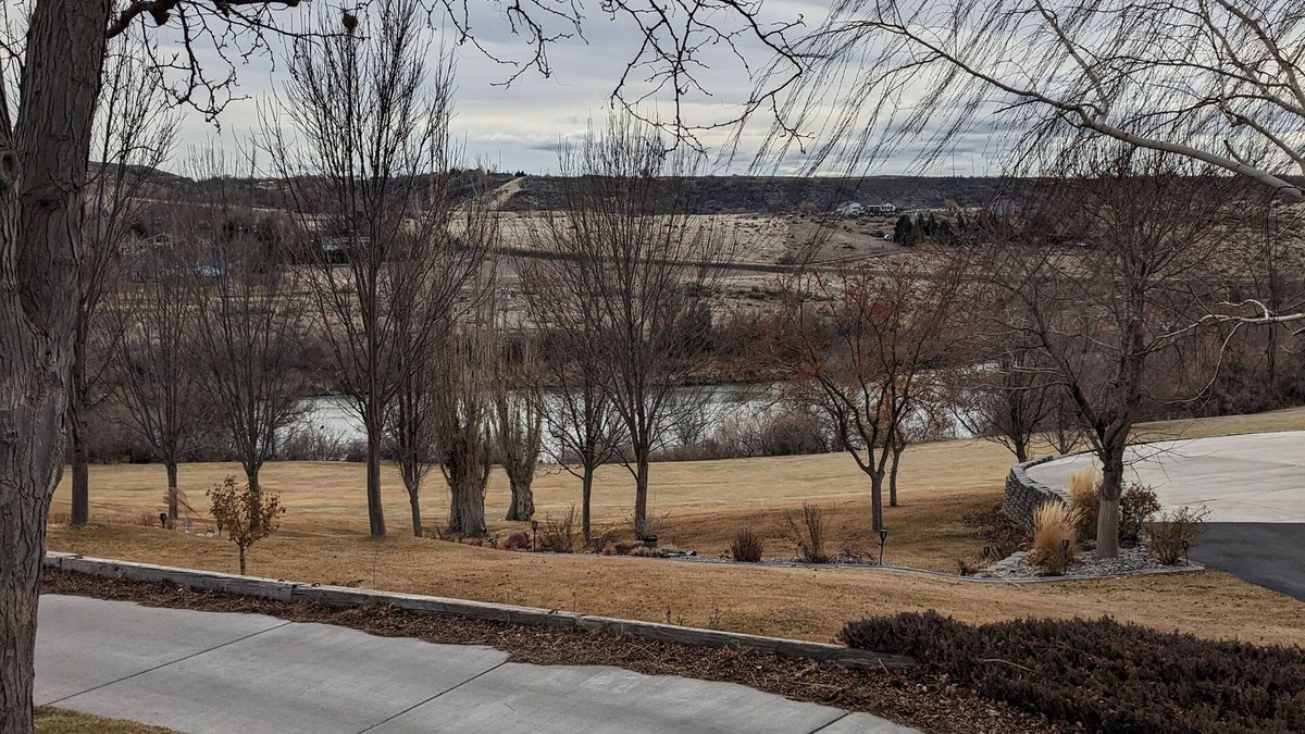 Buhl House | Executive Stay, Golf, Fish, Hike, Walk, Spacious Home, Quiet and Peaceful