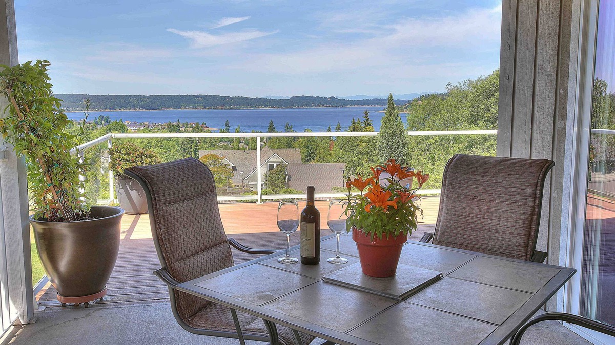 West End House | Executive style view home on a Park like lot