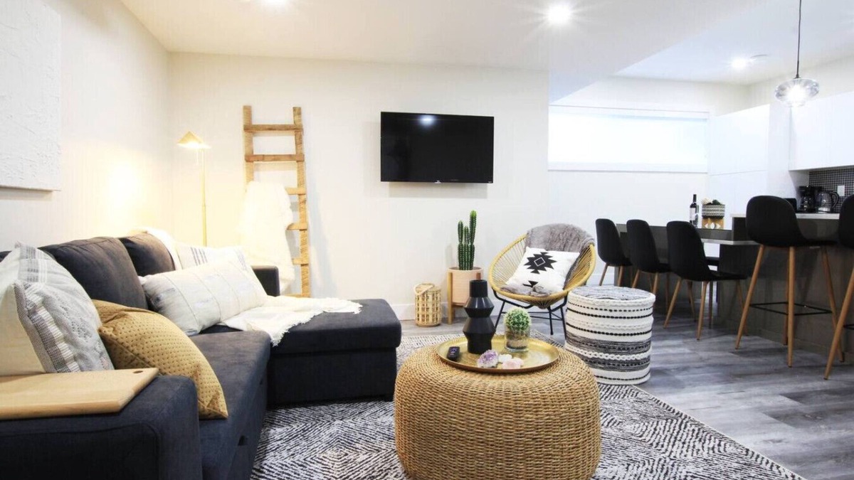 Edmonton Condo | ★Executive Suite★King Bed✔5 min to DT & Whyte Ave!