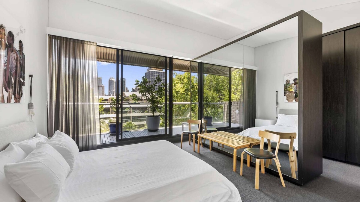 Darlinghurst Apartment | Executive townhouse in garden oasis complex with tennis court & pool