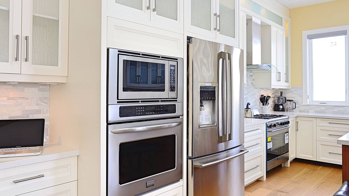Bradford West Gwillimbury House | Executive Villa - Year Round Swim Spa & Game Room