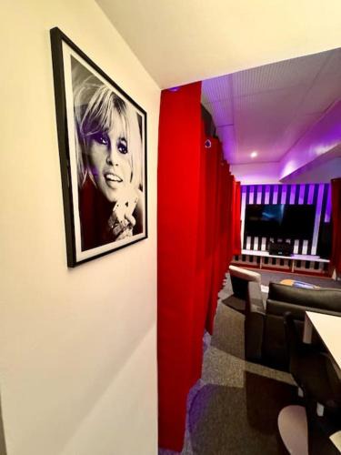 Quartier de la Goutte-d'Or Apartment | Expérience cinéma immersif dans appartement rénové près de Montmartre