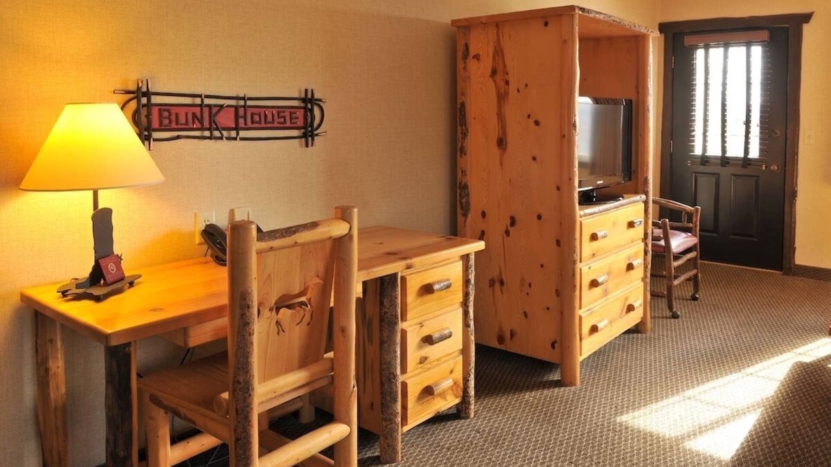 Onalaska Hotel | Expanded King with Whirlpool, Next to Mississippi River, Stoney Creek