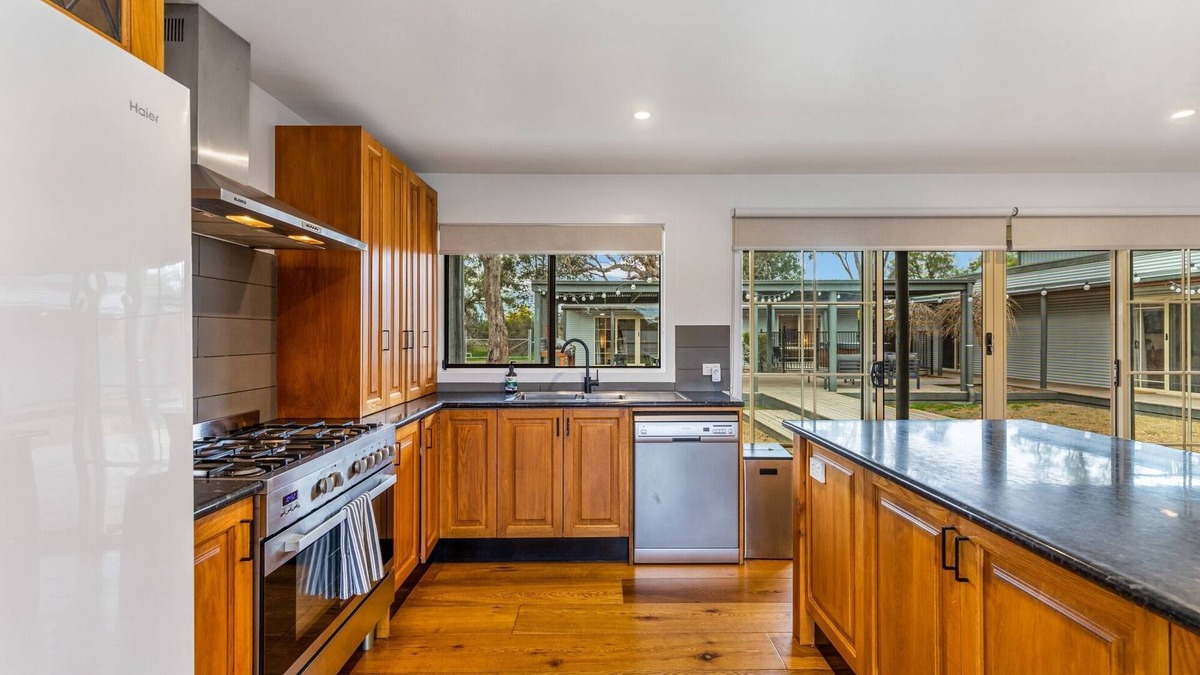 Bridgewater House | Expansive 6-Bedroom Getaway in Serene Countryside - an entertainer's paradise!
