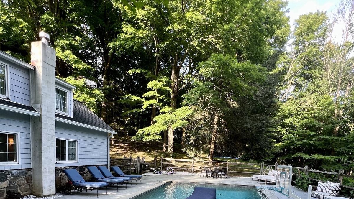 Washington House | Expansive, Five Bedroom House with Pool. Ideal for Multiple Family Travel