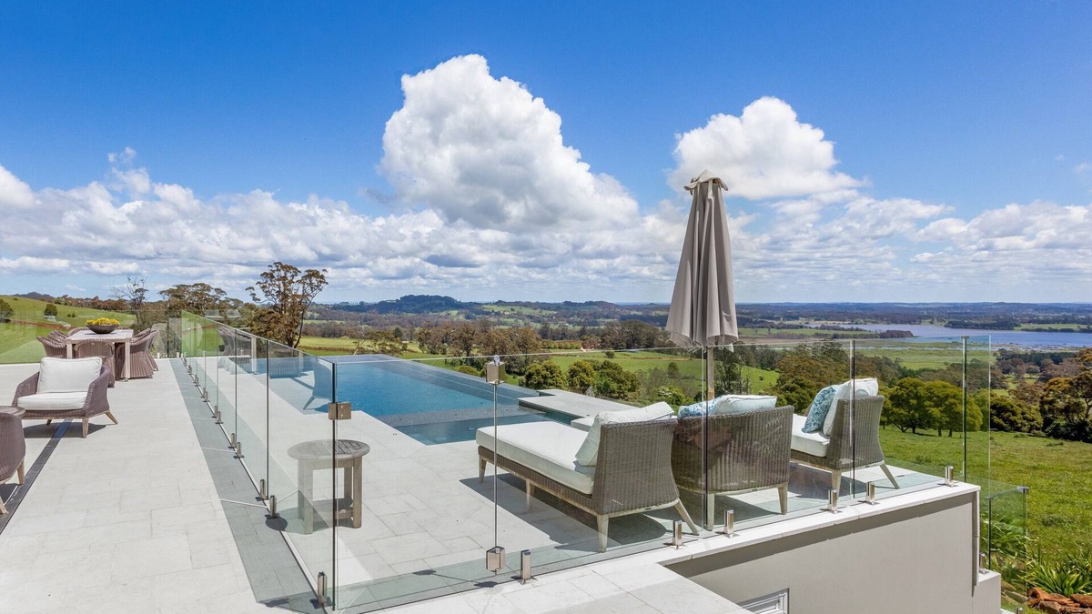 Kangaloon House | Expansive Hamptons home on acreage, with pool, spa, gym, tennis court & views.