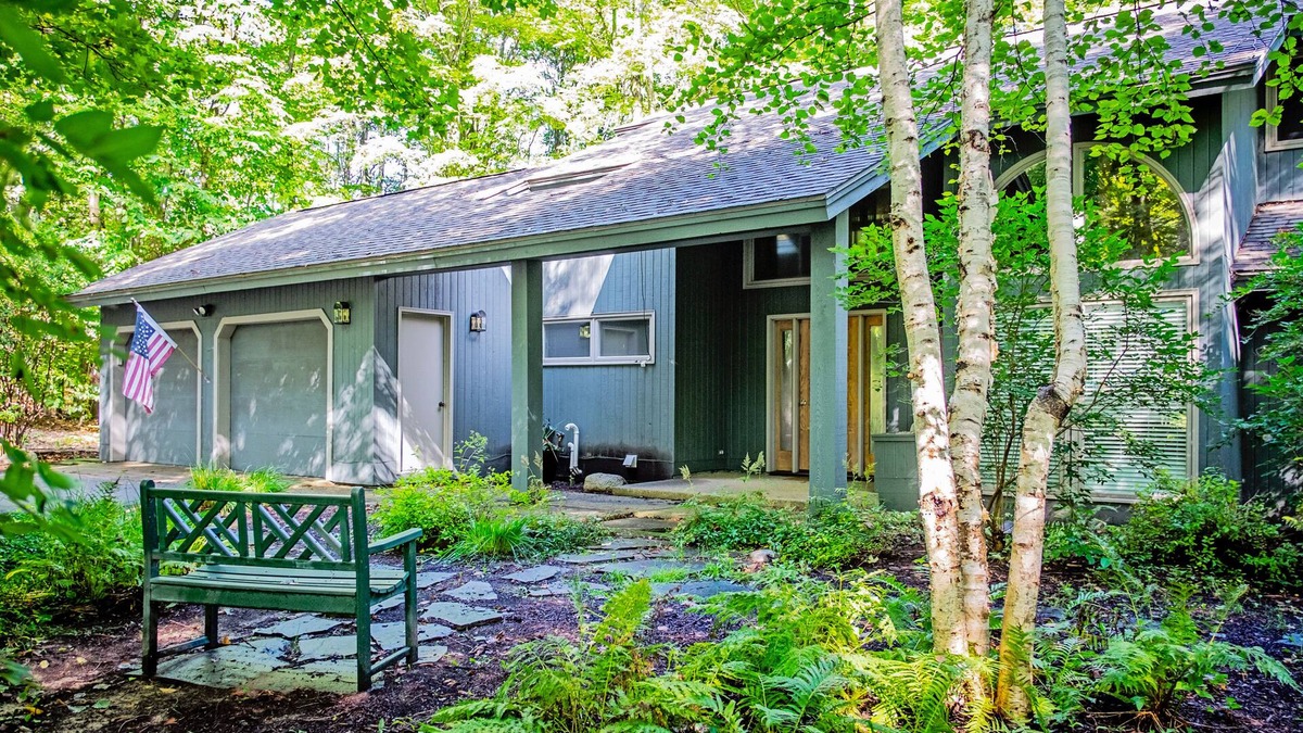 Birchwood Farms House | Expansive home w/wrap around deck, full kitchen