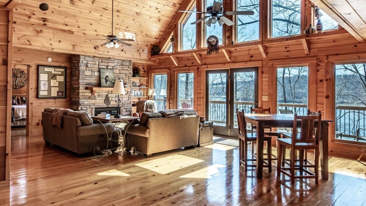 Jacksboro Cabin | Expansive Lake Front Log Cabin/Easy Walk to Private!