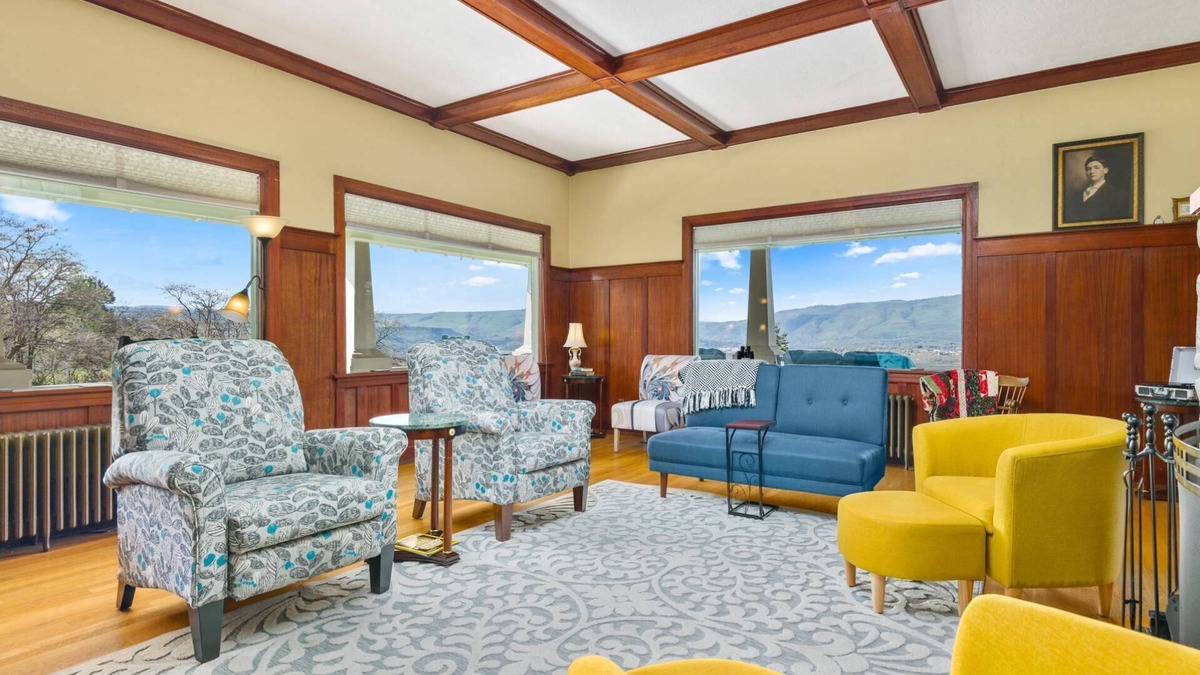 The Dalles House | Expansive Panoramic View of Columbia Gorge, Enormous Deck and Seating, BBQ, Billiards, Darts, Games
