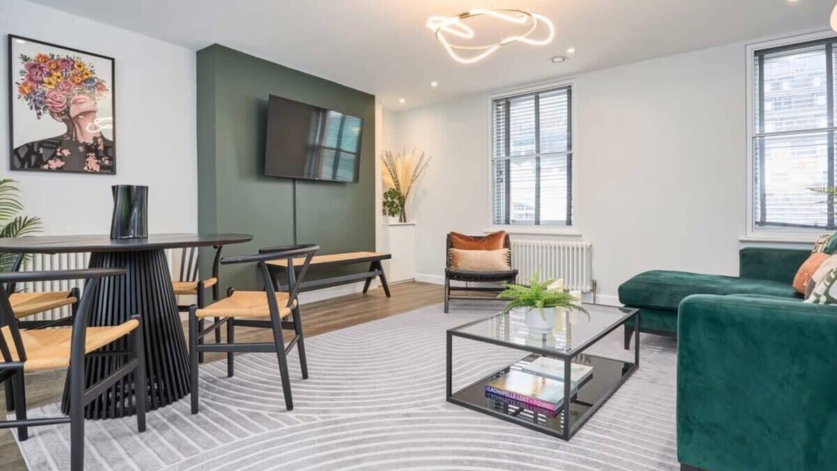 Chinatown Apartment | Expansive Penthouse with Roof Terrace in Soho