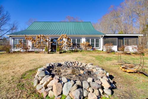 Roseland Villa | Expansive Possum Trot Lodge on 10 and Acres!