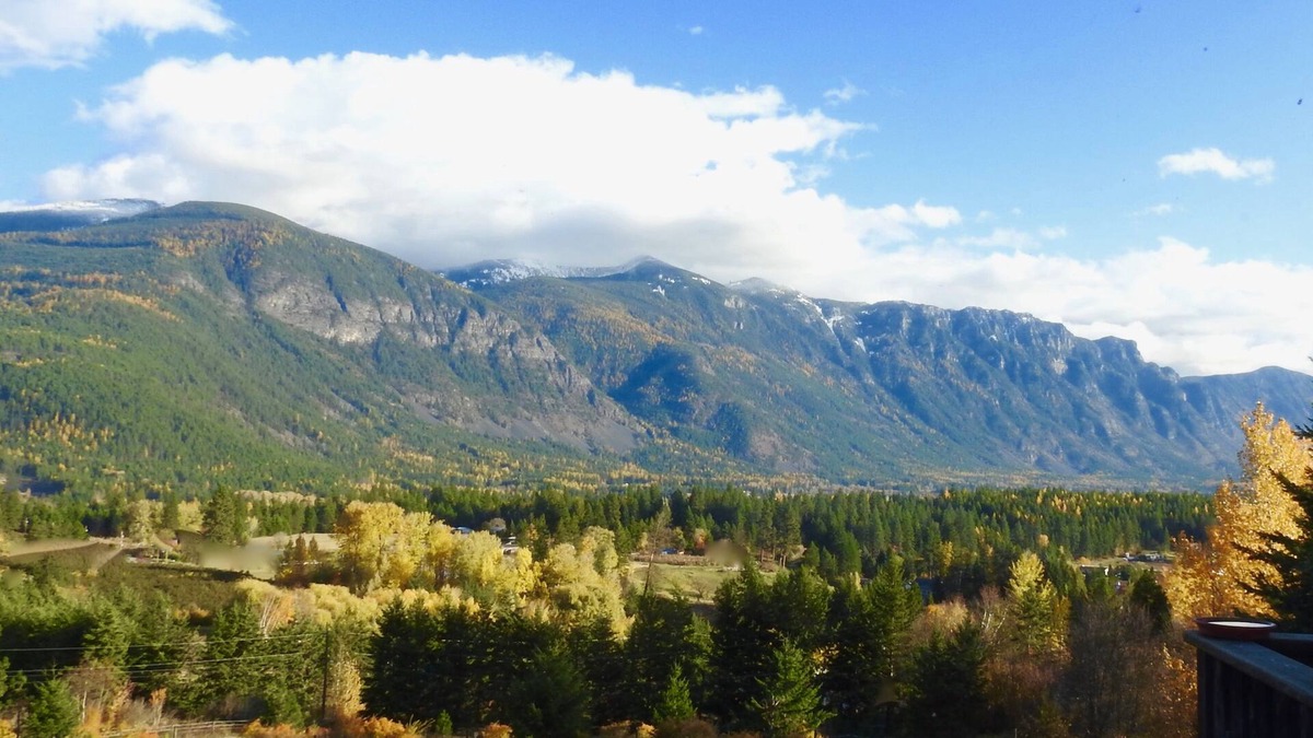 Creston House | Expansive valley and mountain views