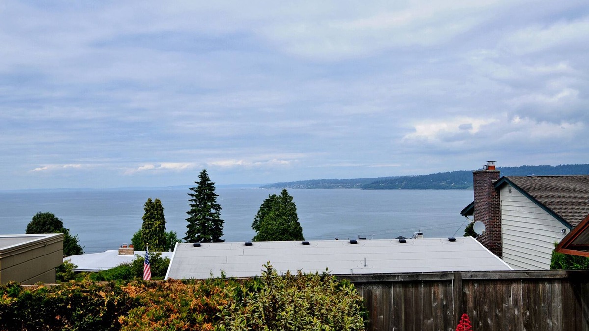 North Beach/Blue Ridge Apartment | Expansive Views of Puget Sound close to Ballard