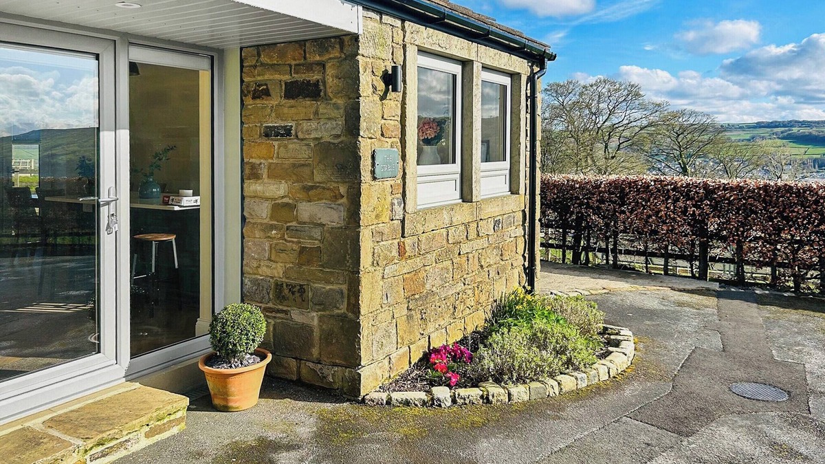 Sutton-in-Craven Cottage | Experience a peaceful countryside escape at The Stables in Silsden.