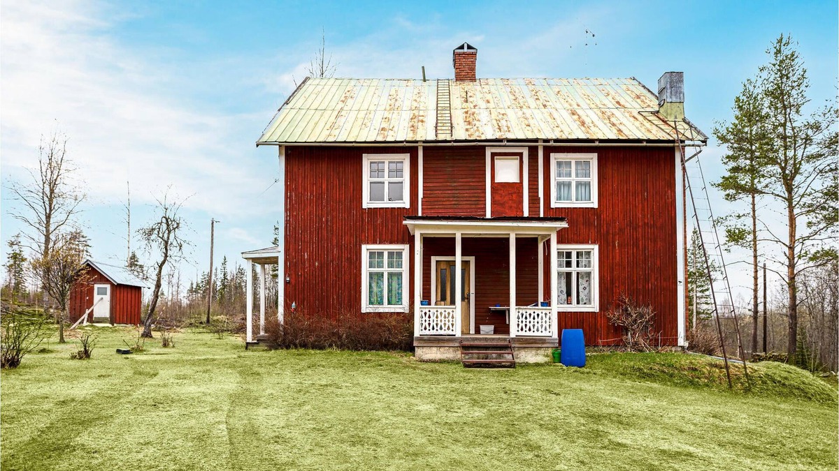 Norrfors House | Experience a vacation close to nature, in this classic Swedish cottage with lake view.