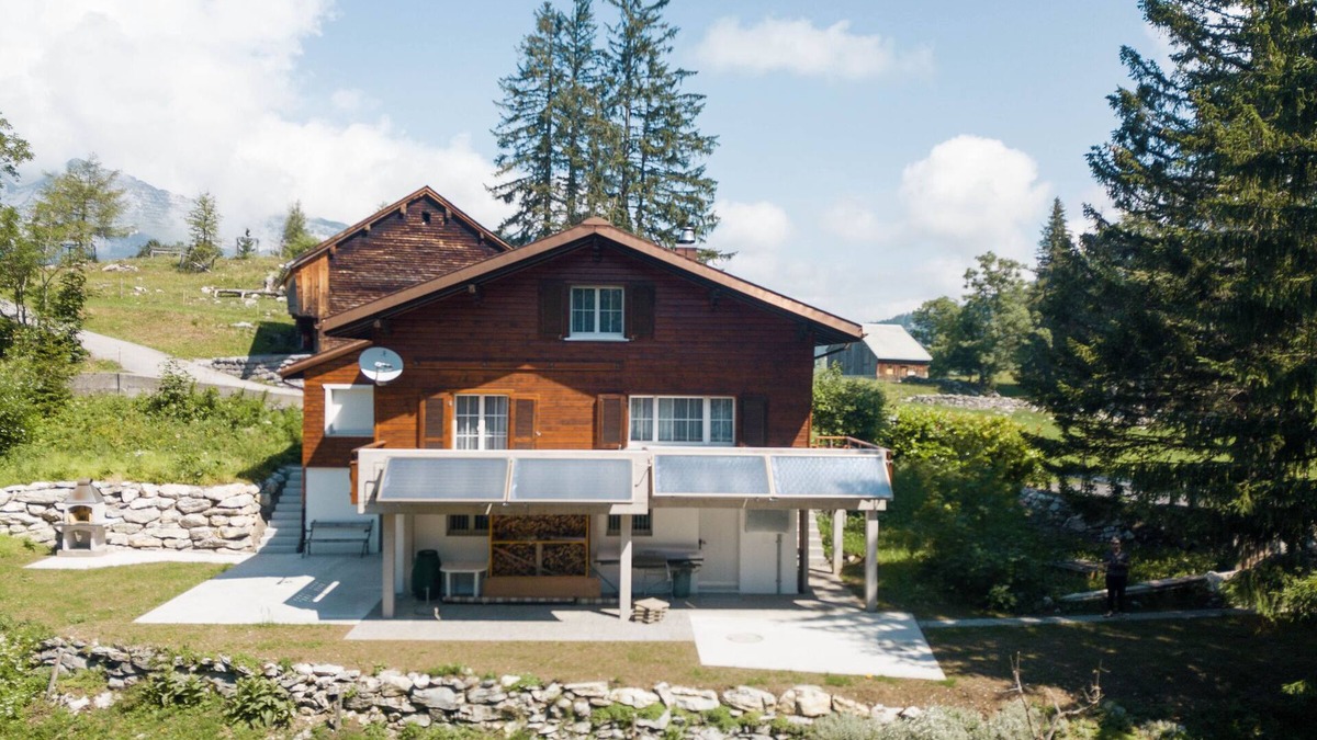Amden House | "Experience Alpine Bliss: Family-Friendly Chalet with Stunning Views!"