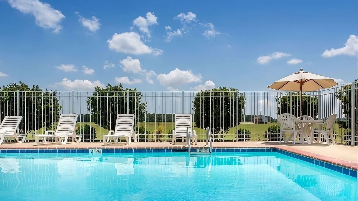 Saint Landry Hotel | Experience Comfort in Bunkie! 3 Units Perfect for Groups, Outdoor Pool!