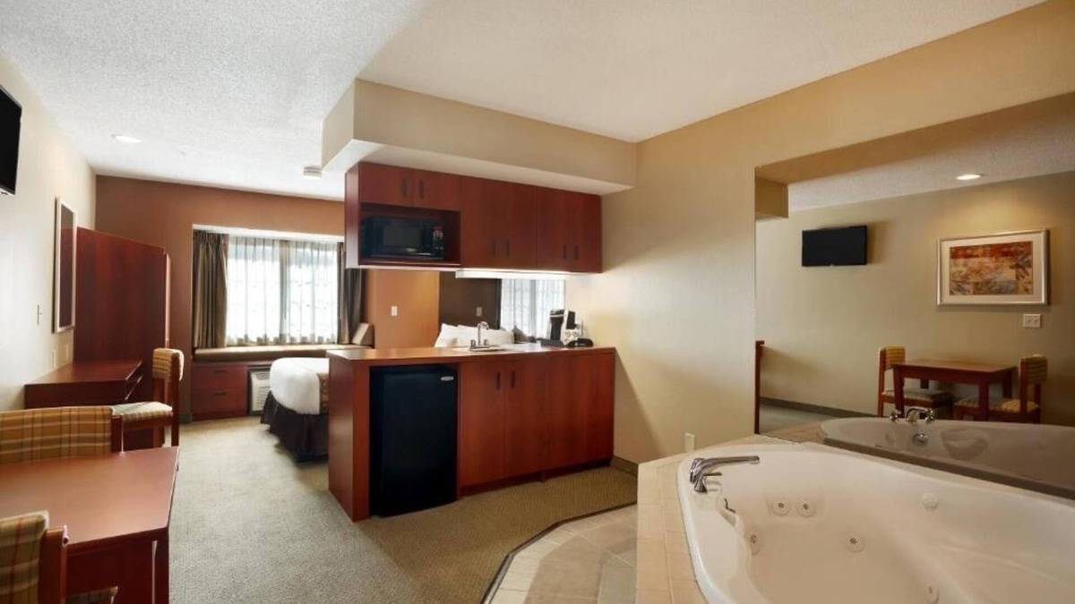 Dover Apartment | Experience Exceptional Hospitality- w/Hot tub ,Cozy rooms one/Two Queen bed.