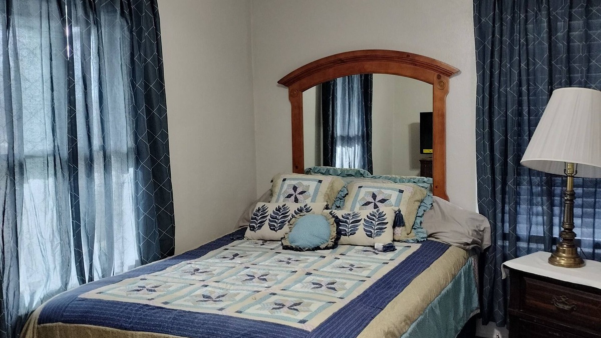 Sugar Creek House | Experience football fun! 4BR/2Bath Independence retreat near Arrowhead