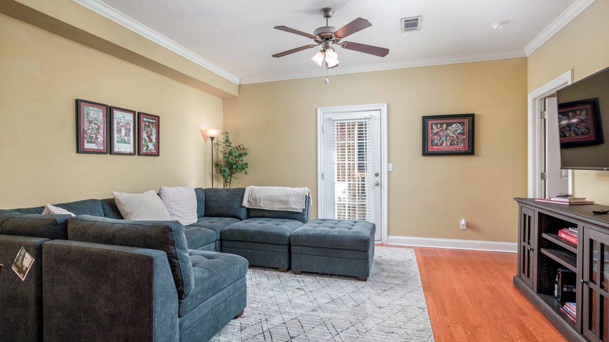 Tuscaloosa Condo | Experience Game Day Bliss at 'Crimson Traditions': Your Cozy 2-Bed Condo near The University of A.