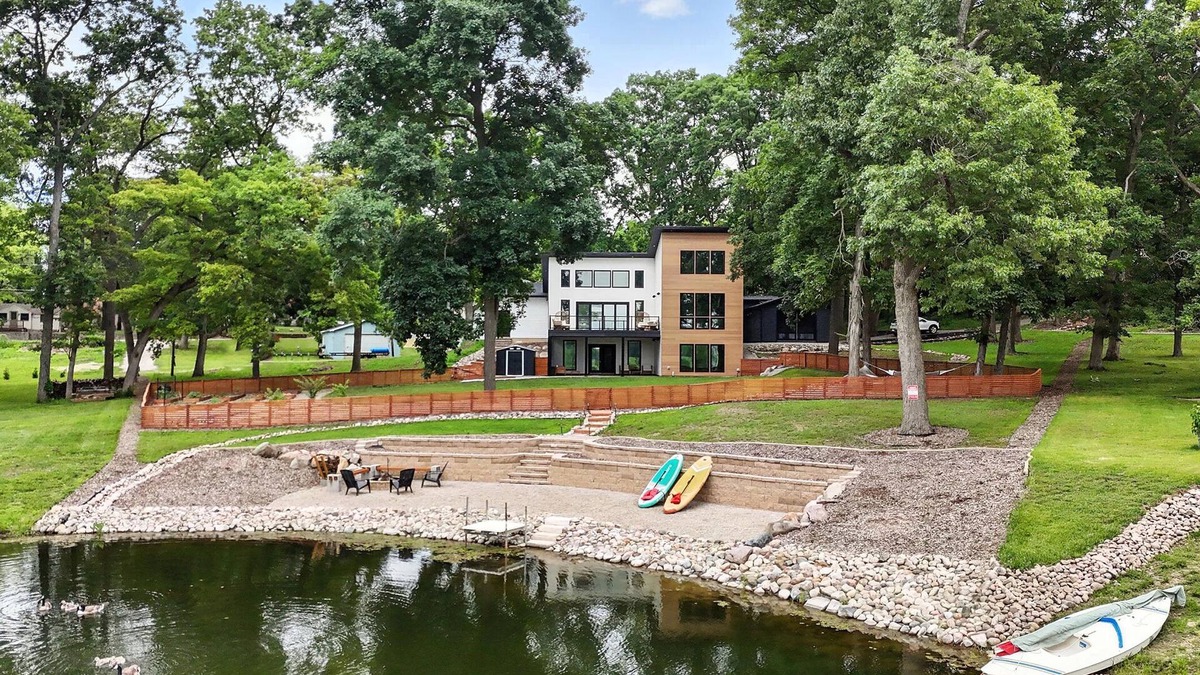 Fremont House | Experience Happie Space on Snow Lake, a Cozy Lakefront Retreat with Privacy