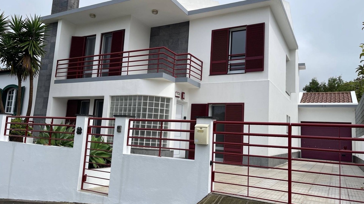 Livramento House | Experience Island Living with a 5 minute walk to Populo Beach!