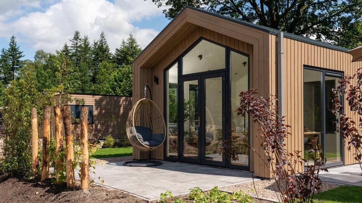 Lieren House | Experience luxury and nature in the Tiny Lodge in the Veluwe! Single-story with 2 bedrooms, a fully equipped kitchen, air conditioning, and a private hot tub in the garden.