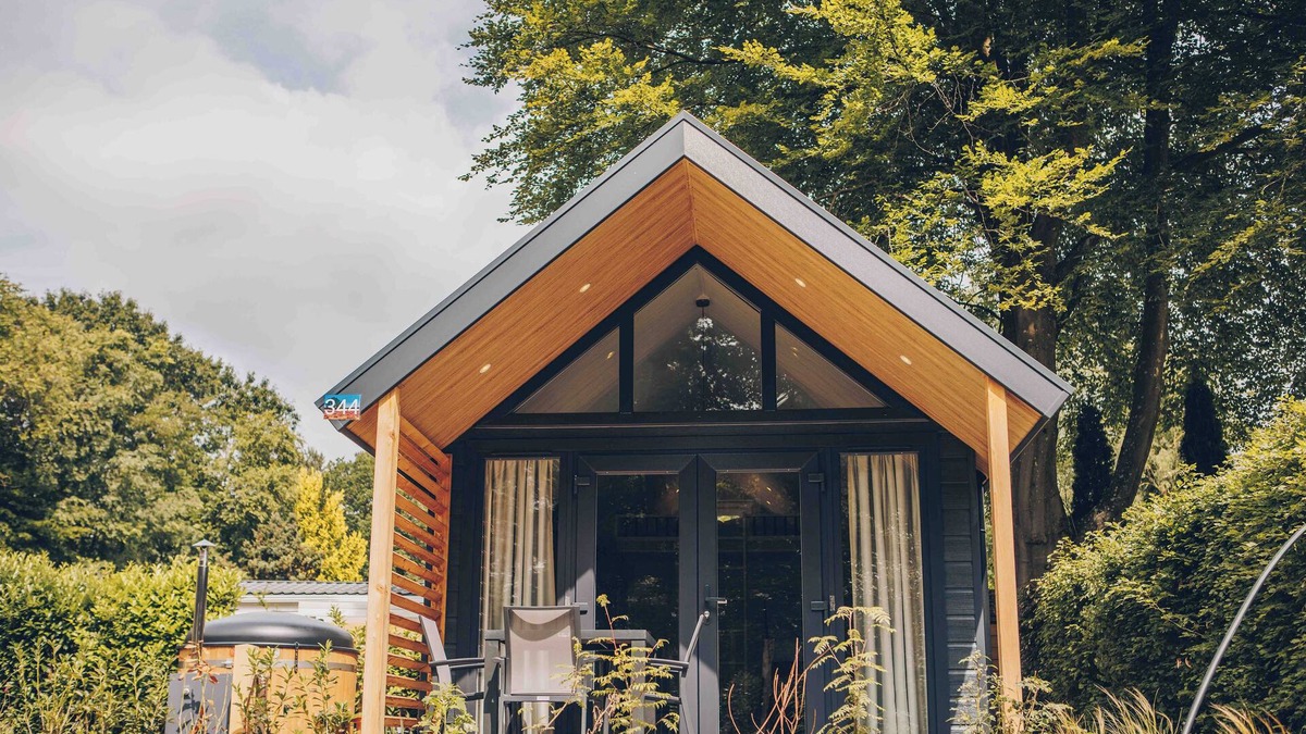 Lieren House | Experience luxury and nature in the Tiny Lodge in the Veluwe! Single-story with 2 bedrooms, a fully equipped kitchen, air conditioning, and a private hot tub in the garden.