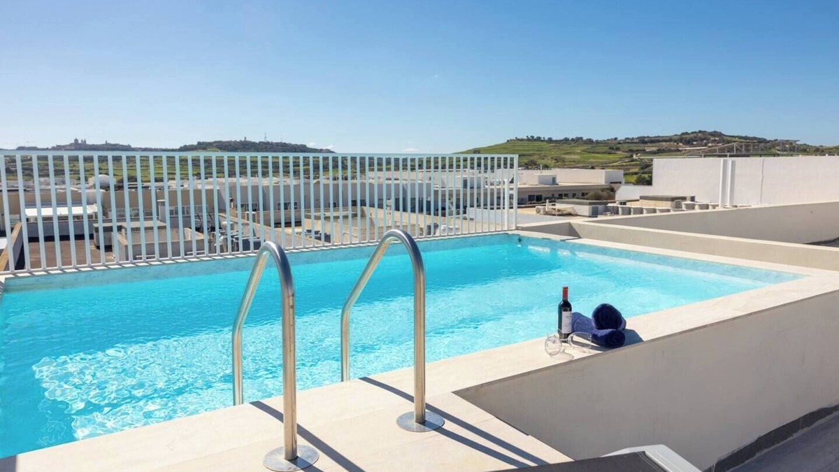 Ta' Zokkrija Apartment | Experience luxury at this tranquil penthouse retreat, perfect for couples or families.