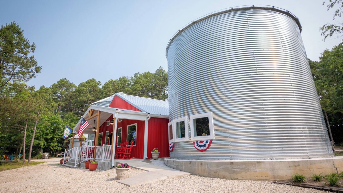 Mount Sterling Bed & Breakfast | Experience Midwest at Hermann Grain Bins BNB and Retreat Center sleeps 16