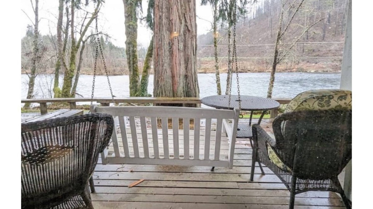 Marcola House | Experience Nature in this River Front Hideaway