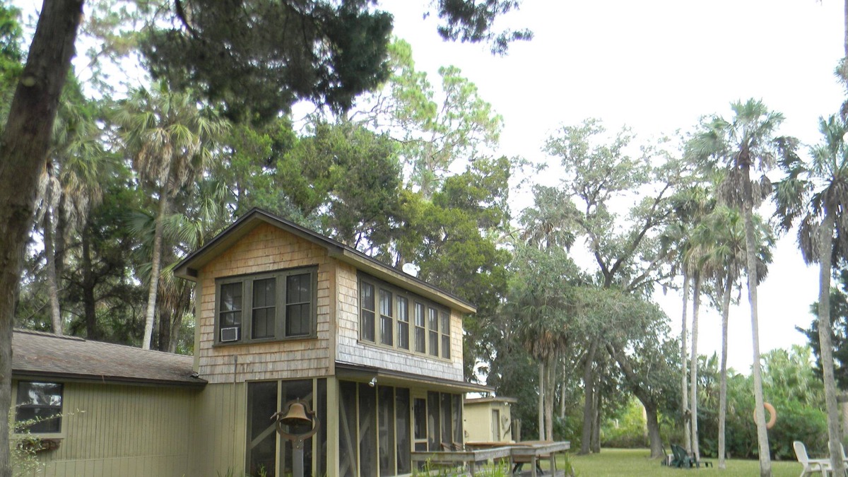 Weeki Wachee Gardens Cottage | Experience 'Old Florida' from a Charming Waterfront Cottage