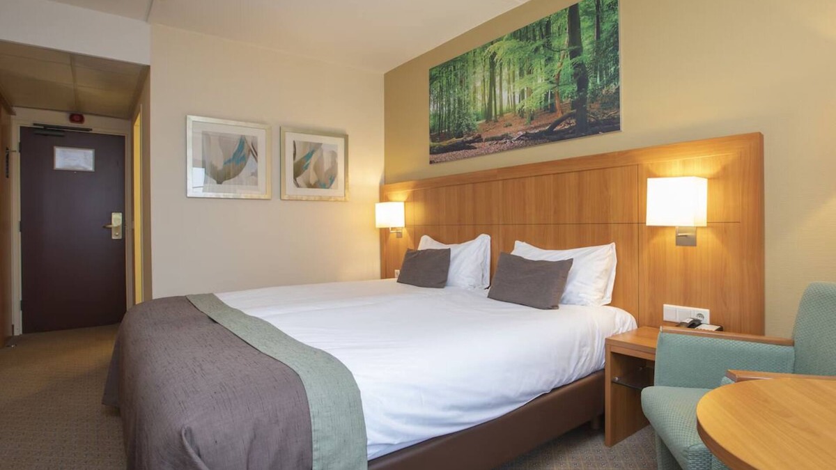 Hoevelaken Hotel | Experience Peace in Room Nestled in Nature’s Embrace Near The Mondriaan House