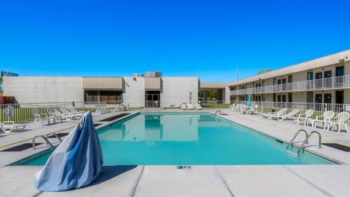 Hamilton Hotel | Experience Relaxation with Pool and Free On-Site Parking | 4 Affordable Rooms