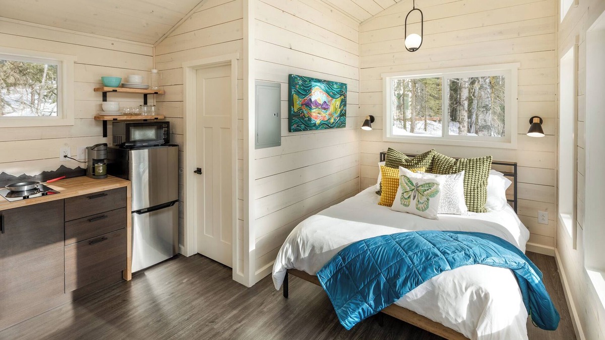 Chugiak Cabin | Experience serenity in a deluxe tiny house amid the Eklutna Valley's beauty.
