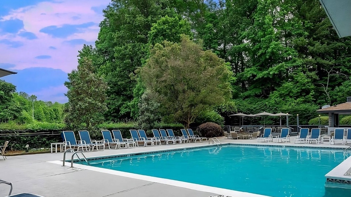 Executive Park Hotel | Experience Soothing Moments & Luxury! Pet-Friendly, Parking, Pool!