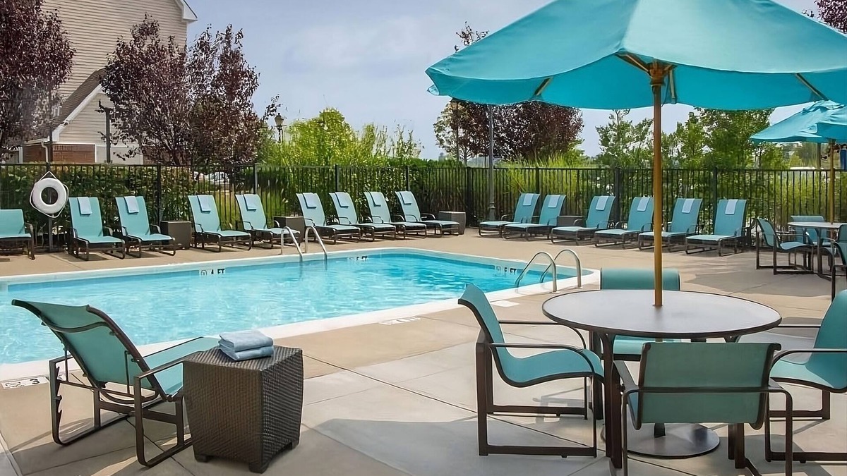 Charleston Hotel | Experience Southern Hospitality in the Heart of Charleston! Pool, Tennis Court!