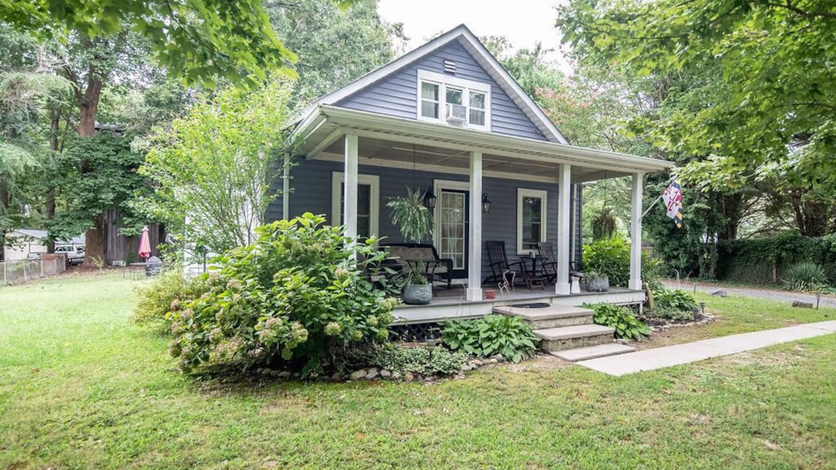 Lusby House | Experience the best of Southern Maryland at the Calvert Cliffs Cottage.