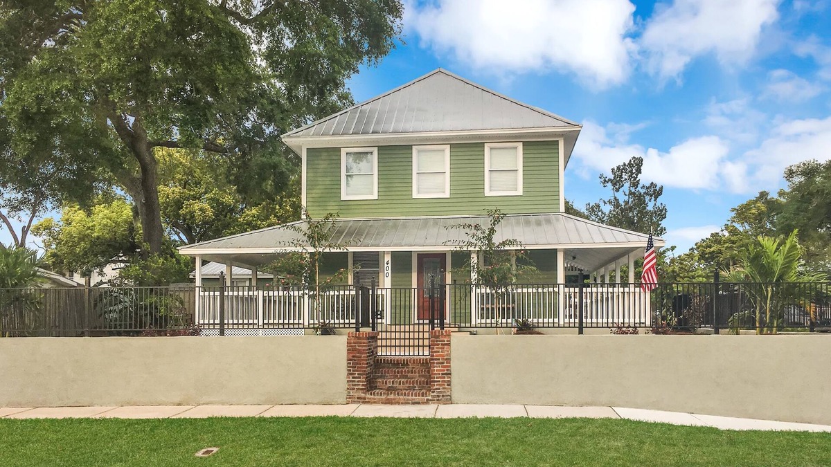 Tarpon Springs House | Experience the Captain's Quarters. A Historic 1920 American Four Square.