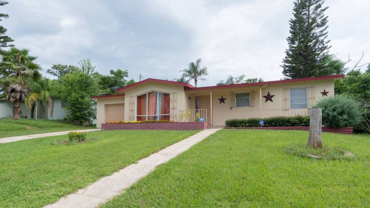 Deltona Lakes House | Experience the comfort you deserve while on vacation!
