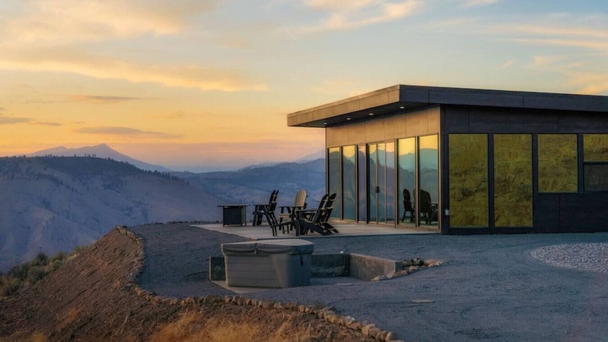 Orondo Villa | Experience the feeling of being on top of the world in this breathtaking retreat
