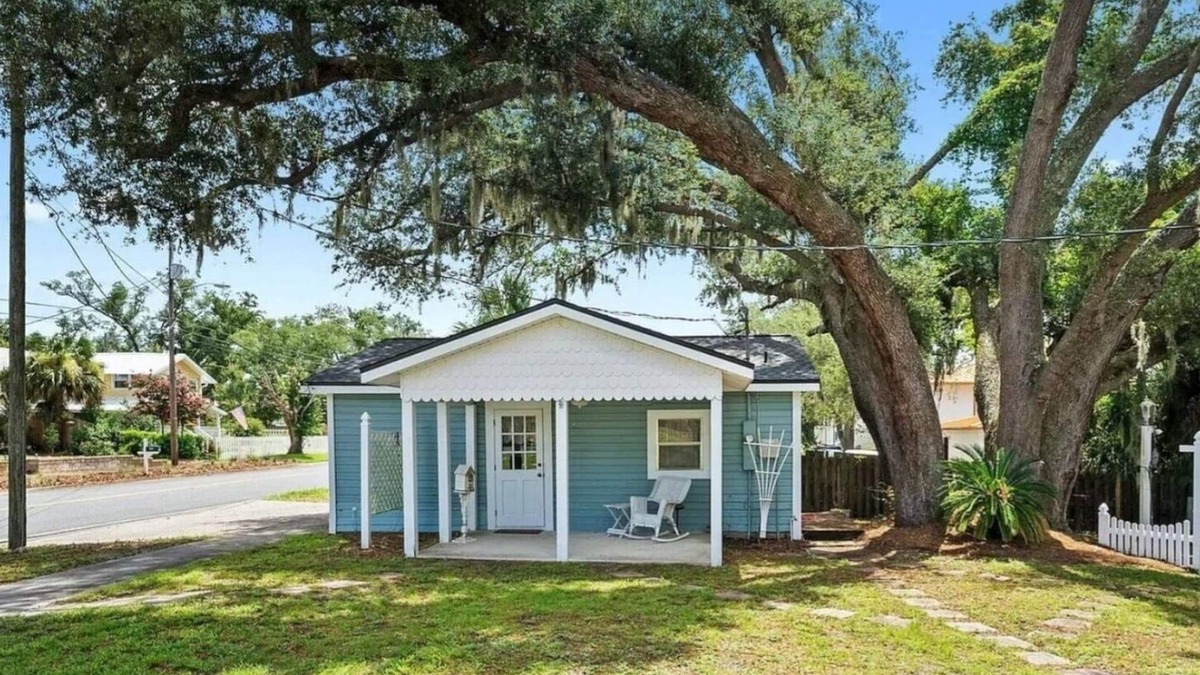 Panama City Cottage | Experience the local vibe of Panama City Beach ⛱️ in Historic St Andrew's Bay.