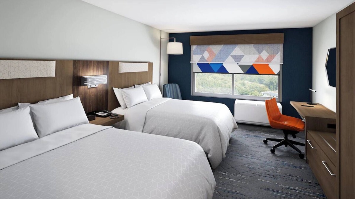 West Kissimmee House | Experience The Magic of Orlando- 2 Rooms W/Free Shuttle, 5 Pools, and Breakfast